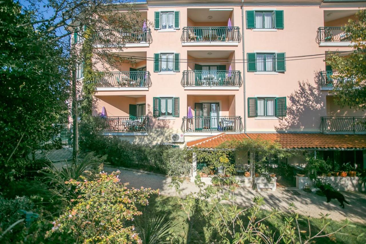 Villa Mareonda - Apartments Sussurro Rovigno Esterno foto